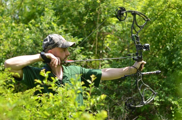 Современный охотник на лук в лесу — стоковое фото