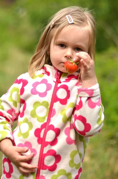 Strawberries - little girl with strawberries — Stock Photo, Image