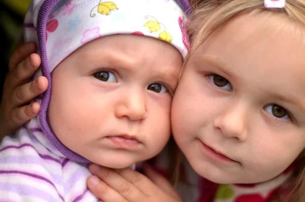 Сестри немовляти — стокове фото