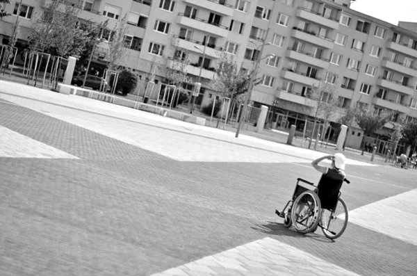Kvinna i rullstol — Stockfoto