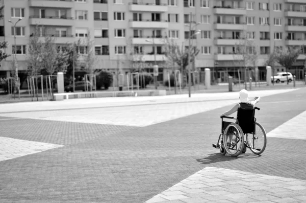Donna in sedia a rotelle — Foto Stock