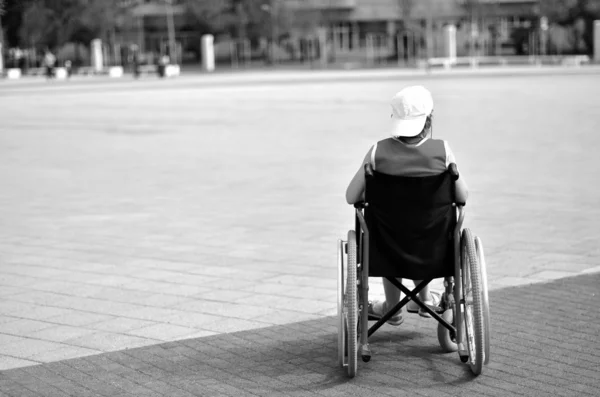 Kvinna i rullstol — Stockfoto