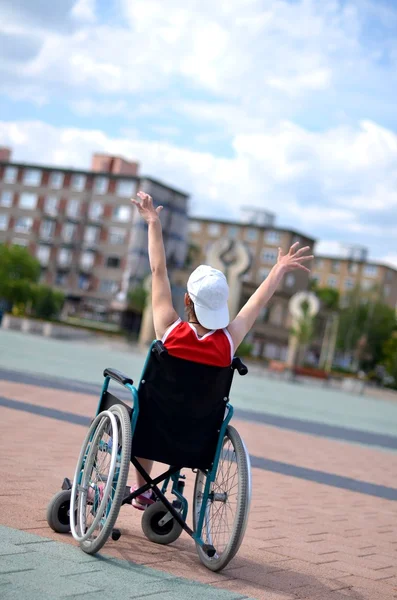휠체어를 타고 있는 여성 — 스톡 사진