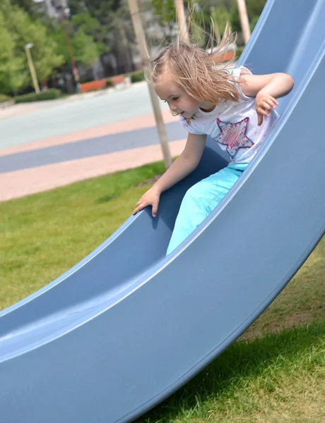 Une petite fille jouant dans une aire de jeux — Photo