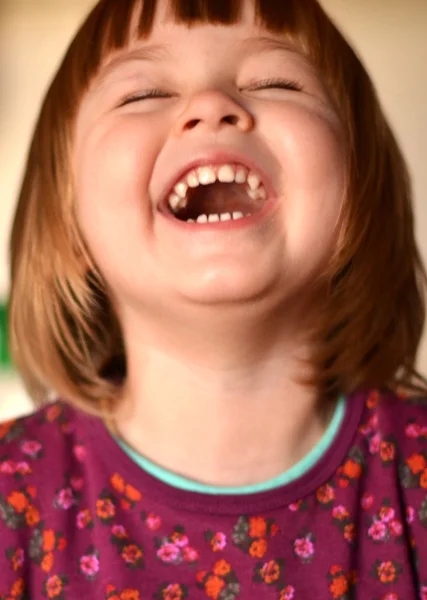 Küçük kız gülüyor. — Stok fotoğraf