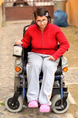 tekerlekli sandalye üzerinde geçersiz genç kadın