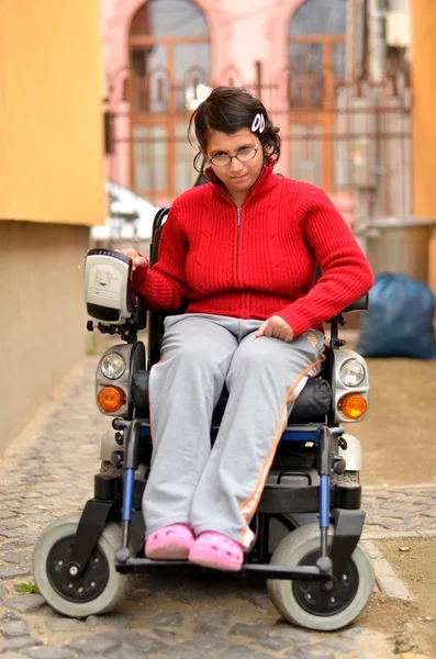 Młode nieprawidłowe kobieta na wózku inwalidzkim — Zdjęcie stockowe