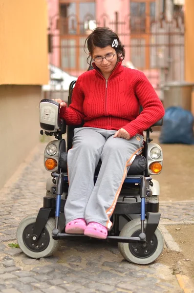 Jeune femme invalide en fauteuil roulant — Photo