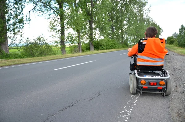 Homme en fauteuil roulant électrique — Photo
