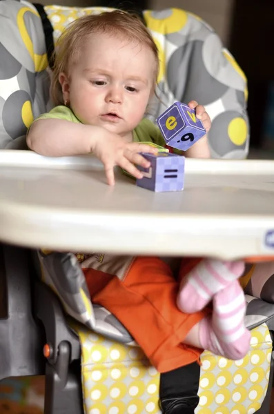 Oynayan kız bebek — Stok fotoğraf