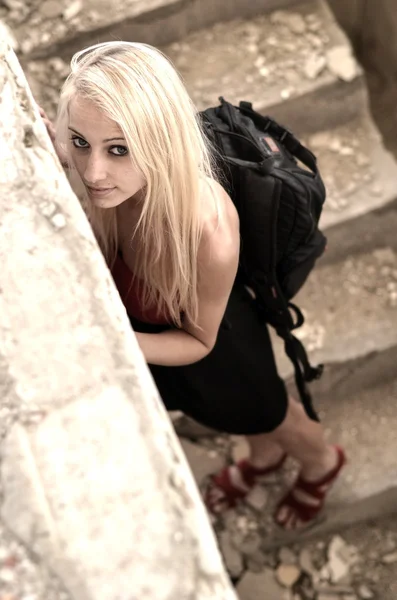 Žena na schodykvinna på trappan — Stockfoto