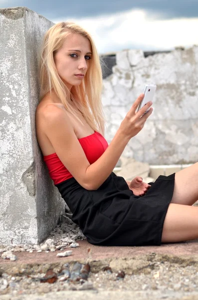 Όμορφη ξανθιά κοπέλα με κινητό τηλέφωνο — Φωτογραφία Αρχείου