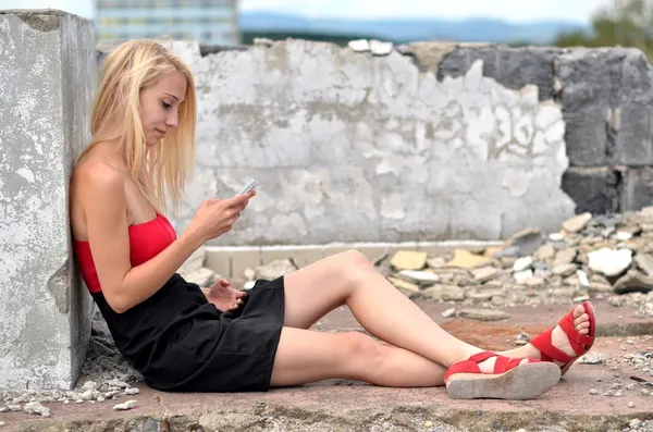 Όμορφη ξανθιά κοπέλα με κινητό τηλέφωνο — Φωτογραφία Αρχείου