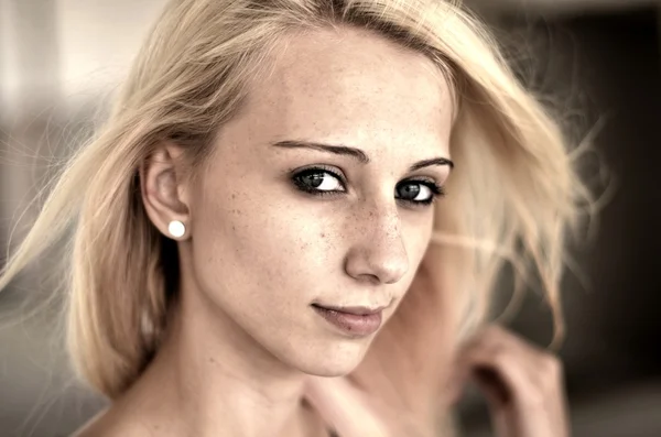 Vacker blond flicka — Stockfoto