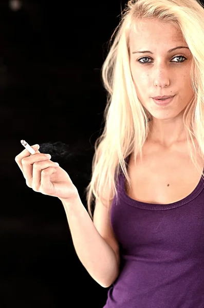 Sigara kız — Stok fotoğraf