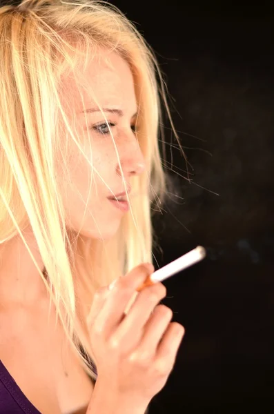 Fumar menina — Fotografia de Stock