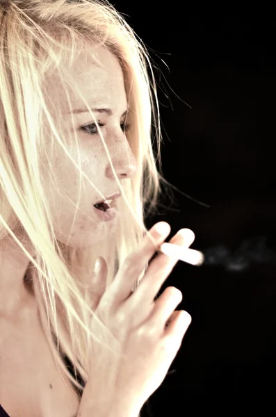 Rökning flicka — Stockfoto