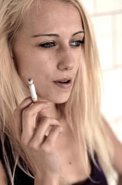 吸烟的女孩 — 图库照片