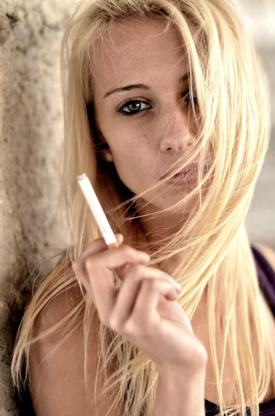 吸烟的女孩 — 图库照片
