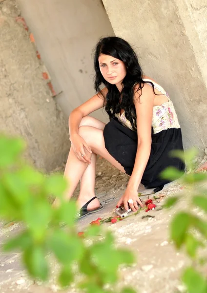銃と花を持つ魅力的な若い女性 — ストック写真
