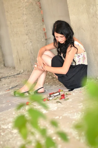 총과 꽃으로 매력적인 젊은 여자 — 스톡 사진