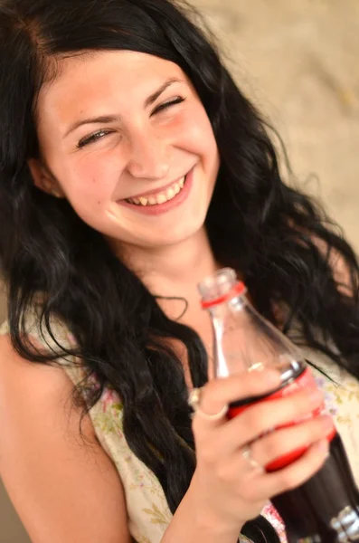Ung kvinna med en flaska — Stockfoto