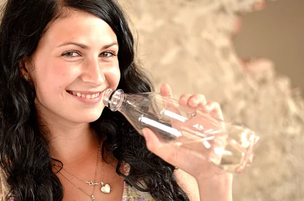 Молодая женщина с бутылкой — стоковое фото