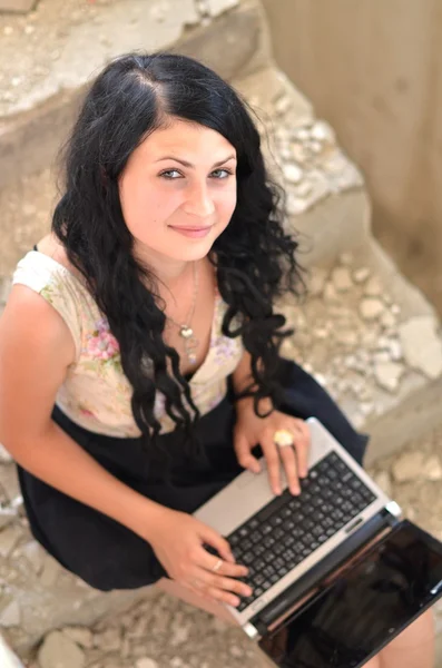 Underbara kvinna med laptop — Stockfoto