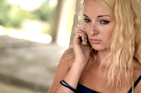 Joven mujer rubia hermosa con teléfono celular —  Fotos de Stock