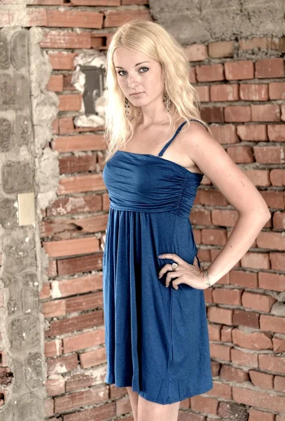 Jovem mulher loira posando em vestido azul elegante — Fotografia de Stock