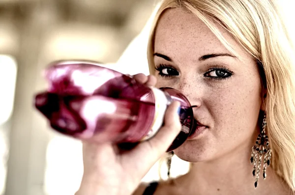 Giovane ragazza che beve da una bottiglia — Foto Stock
