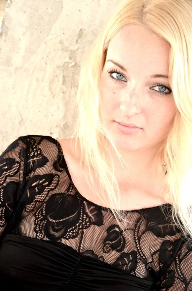 Sexy blonde Dame im schwarzen Kleid — Stockfoto