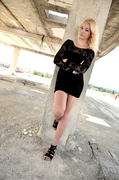 黒のドレスでセクシーなブロンドの女性 — ストック写真