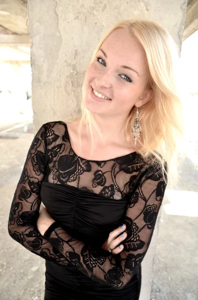 검은 드레스에 섹시 한 금발 아가씨 — 스톡 사진