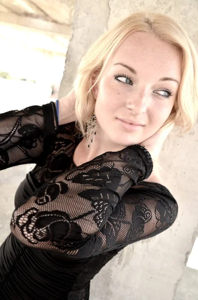 Siyah elbiseli seksi sarışın Bayan — Stok fotoğraf