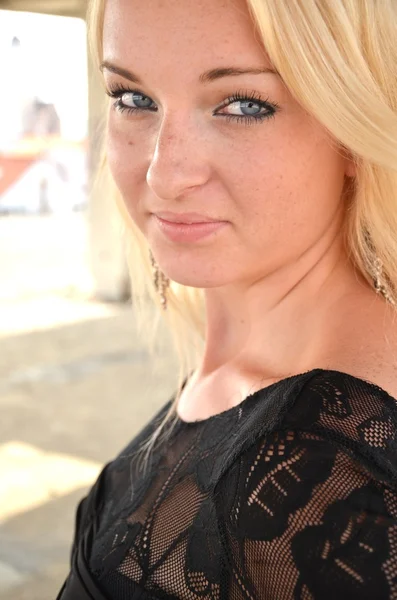 Сексуальная блондинка в черном платье — стоковое фото