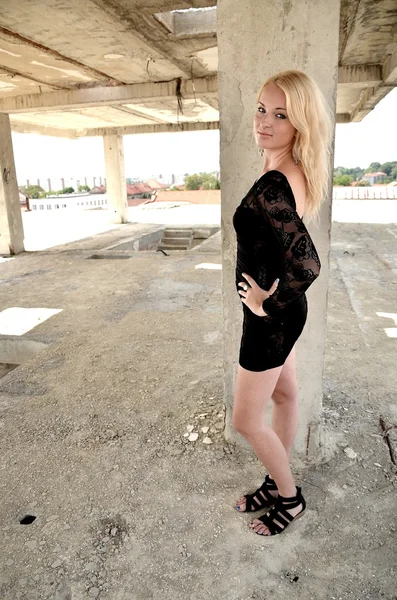 Sexy blonďatá dáma v černých šatech — Stock fotografie