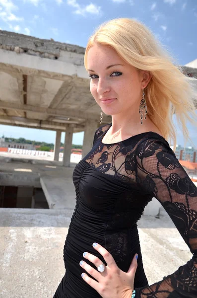 Sexig blond dam i svart klänning — Stockfoto
