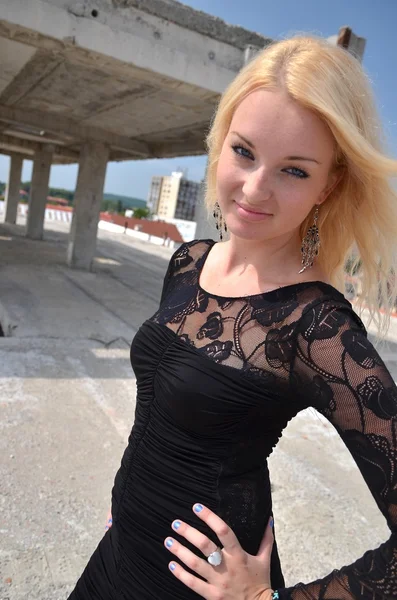 Seksowna blond pani w czarnej sukni — Zdjęcie stockowe