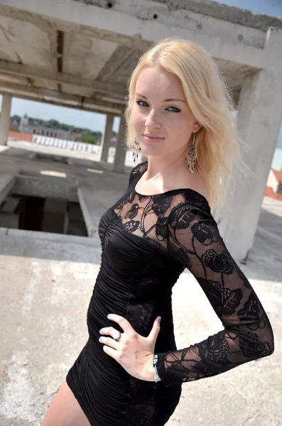 Sexy blonde dame in zwarte jurk — Stockfoto