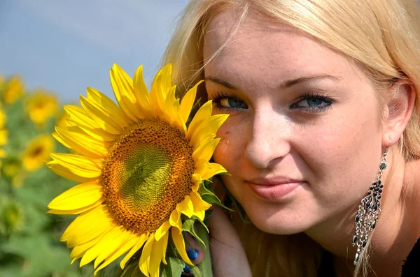 Blondynka ze słonecznikiem — Zdjęcie stockowe
