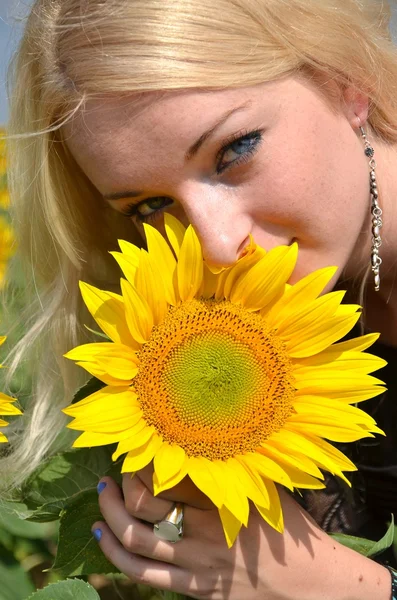 Porträtt av ung kvinna med solrosor — Stockfoto