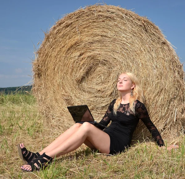 Sexig kvinna av hay stack en sommardag — Stockfoto