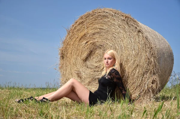 Sexig kvinna av hay stack en sommardag — Stockfoto