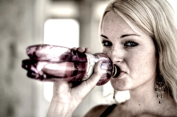 Junges Mädchen trinkt aus einer Flasche — Stockfoto