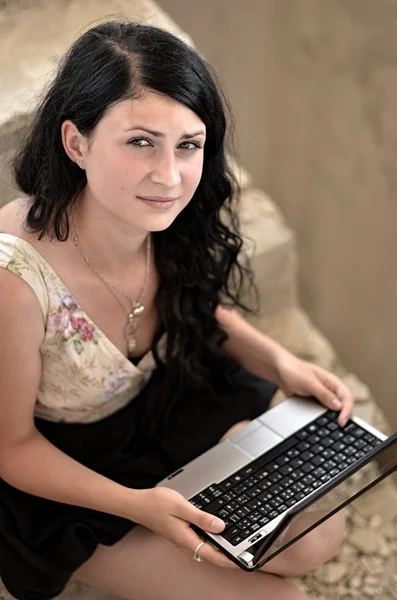 Mujer bonita con un ordenador portátil —  Fotos de Stock