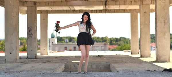 Vacker flicka poserar med blommor — Stockfoto