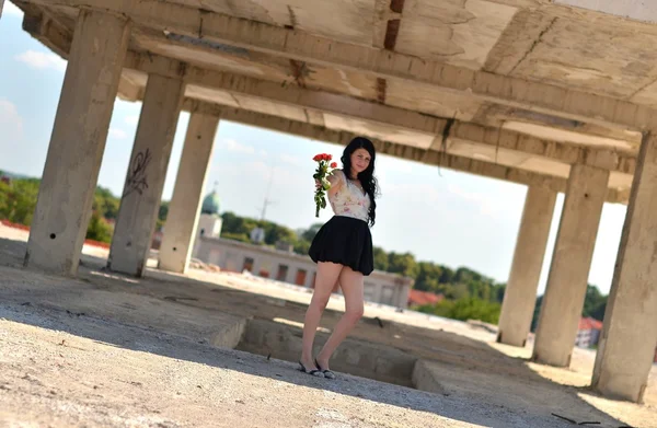 Belle fille posant avec des fleurs — Photo