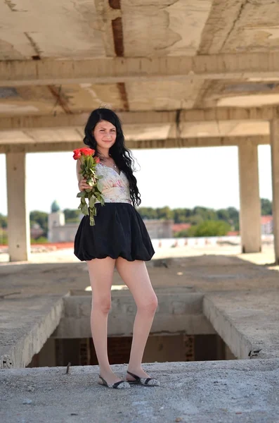 Schönes Mädchen posiert mit Blumen — Stockfoto