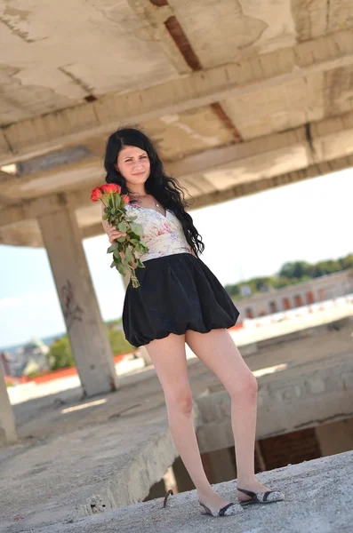 꽃과 함께 포즈를 취하는 아름 다운 소녀 — 스톡 사진